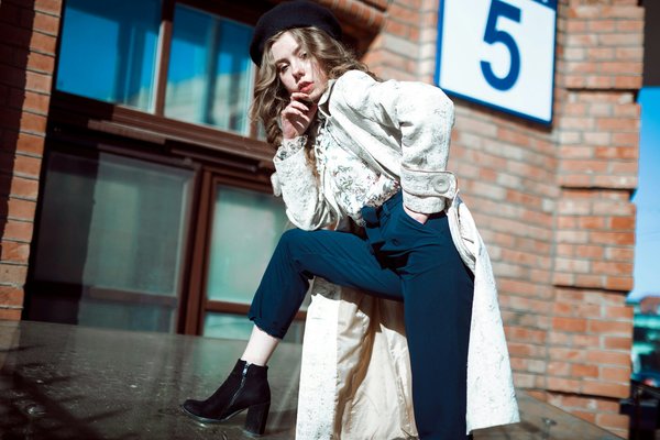 Quels tissus privilégier pour des tenues de demi-saison à la fois stylées et pratiques?