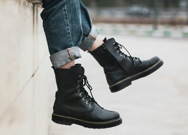 Comment choisir des bottes en cuir vegan pour un look automnal chic?