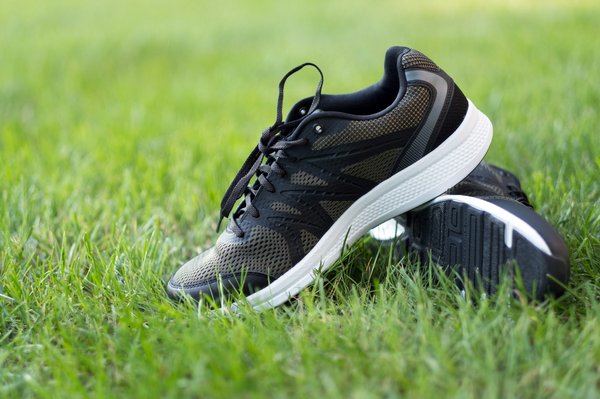 Comment choisir les meilleures chaussures homme pour reprendre le sport